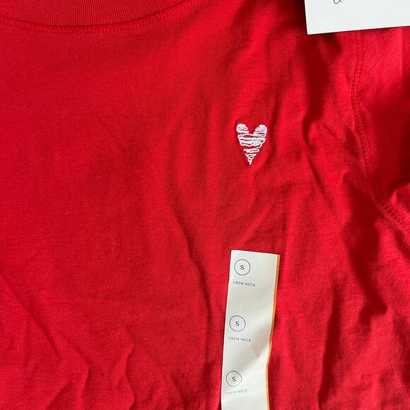 Universal Thread Women's Red Short Sleeve T-Shirt with Heart - Size Small - NWT - Picture 4 of 6